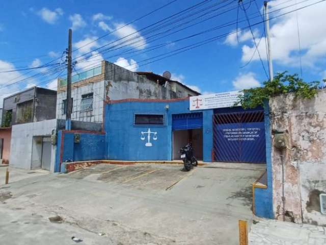 Casa comercial a venda no bairro Álvaro Weyne.