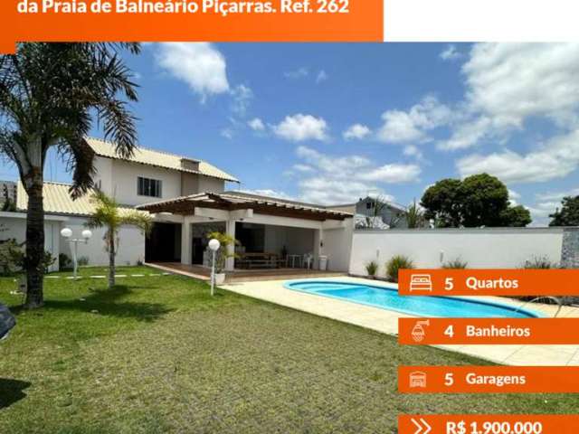 Casa a venda, situada aprox. 400 metros da Praia de Balneário Piçarras. Ref. 262