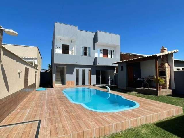 Linda casa de 3 quartos sendo 1 suíte, completa com piscina, área gourmet dentro de condomínio em Unamar-Cabo Frio!!