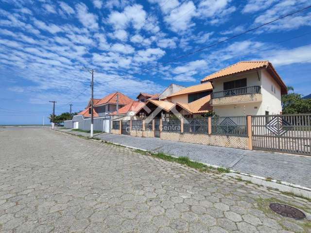Casa em Peruíbe próximo a praia com 4 suítes (sendo 1 suíte master com hidro) e área de lazer com piscina e churrasqueira
