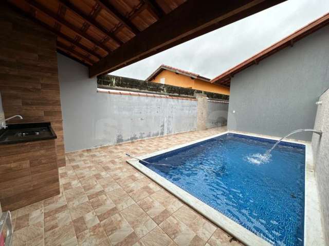 Casa em Peruíbe com 2 quartos e área de lazer com churrasqueira e piscina