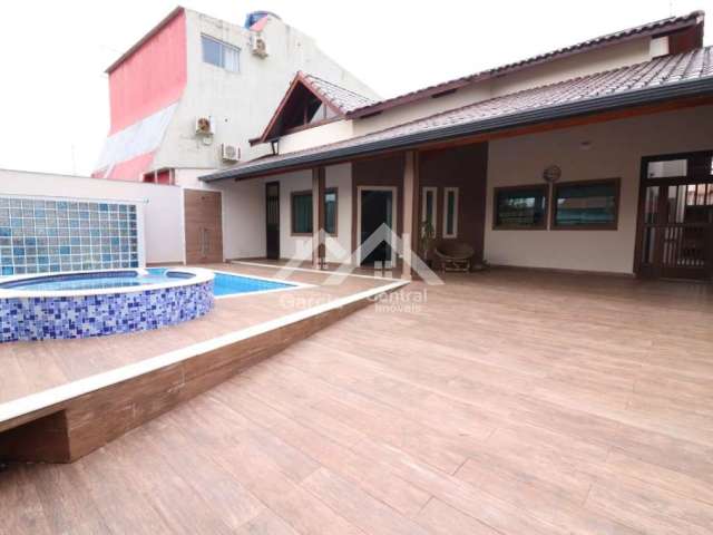 Casa bem localizada em Peruíbe com 4 quartos e área de lazer com piscina aquecida