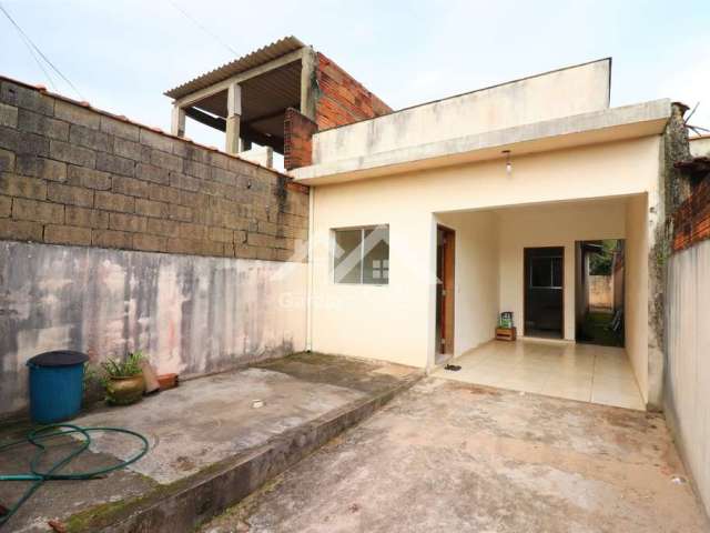 Casa para venda e locação em Peruíbe, com 2 quartos e quintal com espaço para lazer