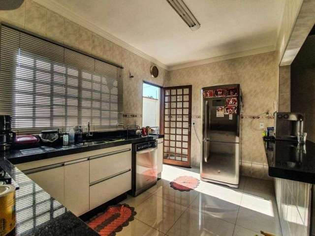 Casa com 3 quartos à venda na Rua Luiz Ferro, 95, Jardim Vista Alegre, Paulínia, 200 m2 por R$ 780.000