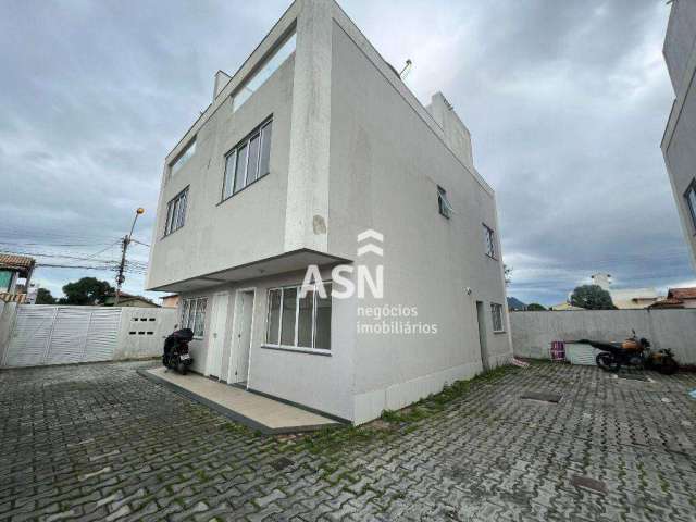 Triplex em condomínio, com 2 dormitórios à venda, 95 m² por R$ 315.000 - Extensão do Bosque - Rio das Ostras/RJ