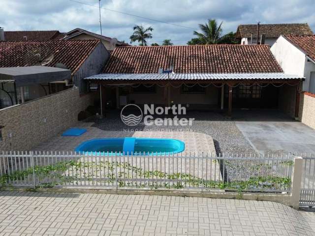 Casa à venda, com piscina próximo a lagos,  Pinheiros, Balneário Barra do Sul, SC