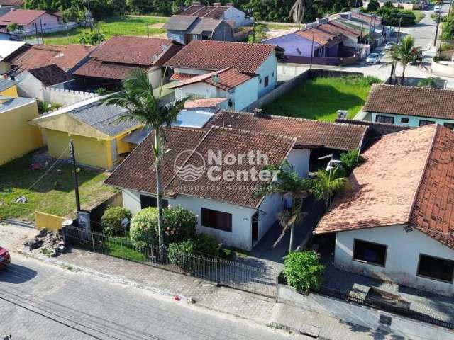 Casa Espaçosa com Laje à venda, Bairro Centro, Balneário Barra do Sul, SC