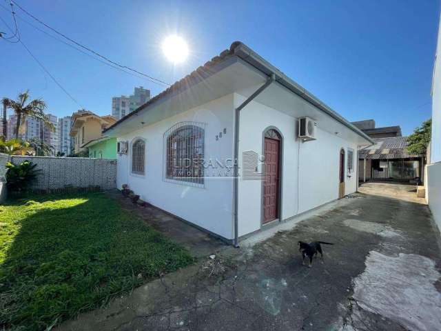 Casa com 3 quartos à venda na Buriti, --, Parque São Jorge, Florianópolis por R$ 1.300.000