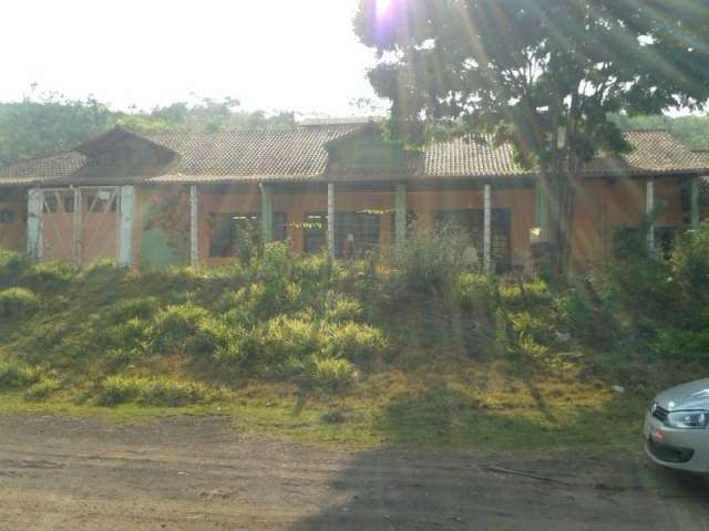 Vende-se  terreno com prédio e galpões na BR-040, em Congonhas