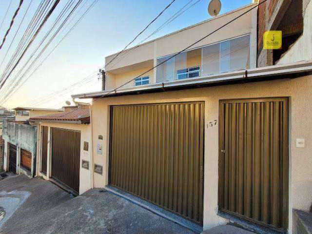 Casa duplex de 2 quartos com garagem e amplo quintal no Santa Isabel