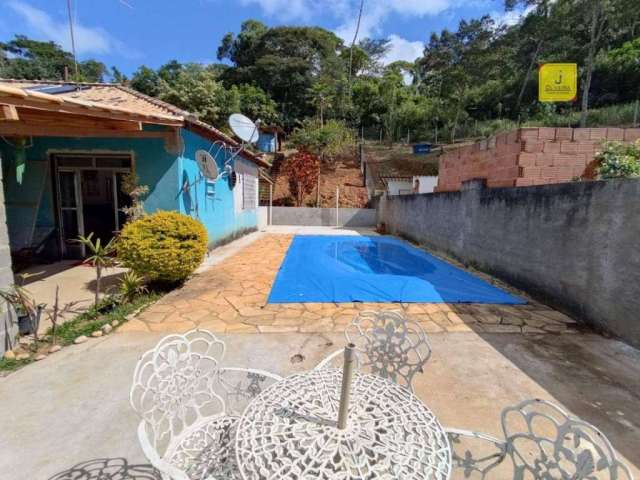 Linda granja com casa de 3 quartos, piscina, e terreno de 2800m². Toda reformada. No Condomínio Ribeirão do Carmo, em Valadares.