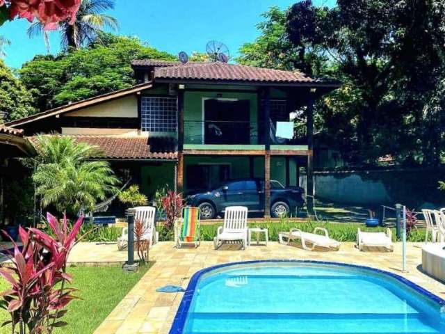 Casa mobiliada c/ piscina e 5 Suítes a poucos metros da Praia de Boiçucanga!