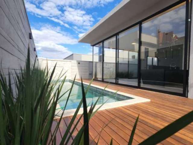 Luxuosa casa térrea no Portal do Sol Golfe Garden, com arquitetura contemporânea, 3 suítes plenas, piscina aquecida e acabamentos de alto padrão. R$2.