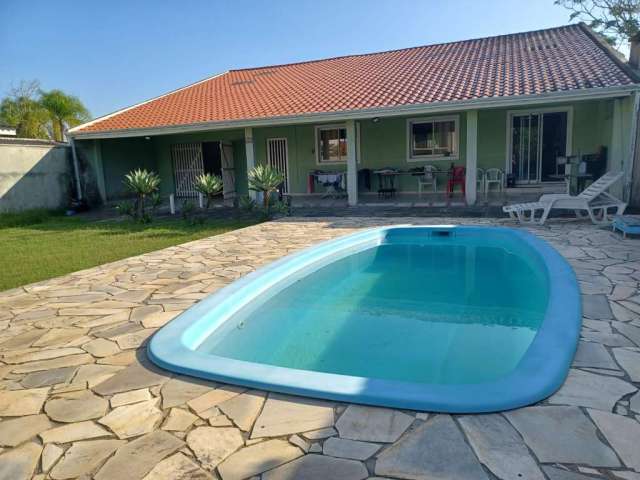 casa à venda, em Guaratuba PR, com um terreno amplo de 16x40m, que conta com uma piscina