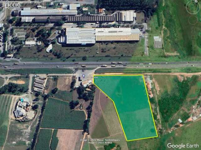 Área industrial à venda, 55.000 m² com cerca de 300 m de testada de frente para Dutra em Caçapa colado com SJC