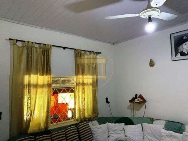 Casa  com 2 quartos - Bairro Triângulo em Pindamonhangaba
