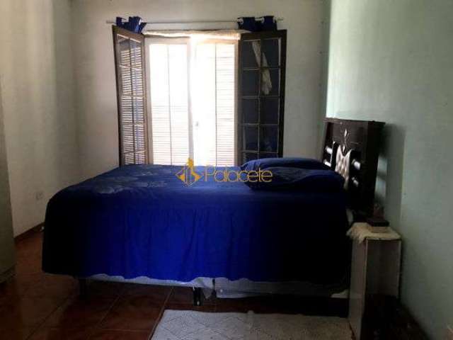 Casa sobrado com 3 quartos - Bairro Conjunto Residencial Araretama em Pindamonhangaba