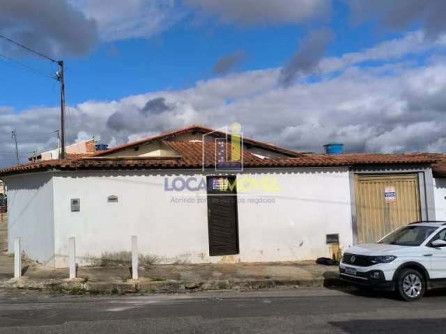 Casa ampla de 3/4 na região central da cidade com garagem coberta para 02 carros em  Vitória da Con