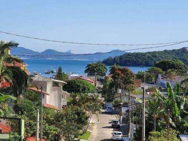 Casa dois pavimentos, 150 metros do mar, mobiliada, com 4 dormitórios, área de festas e piscina, duas vagas, em Porto Belo SC