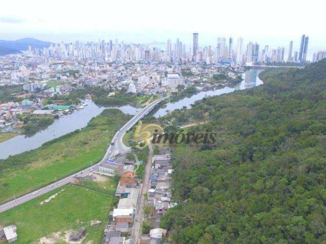 Amplo terreno, divisa entre Balneário Camboriú e Camboriú, com 30.825m² de área total.