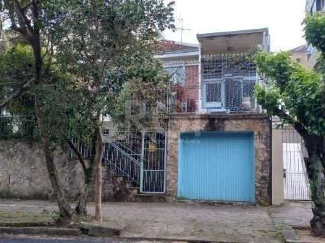 Casa no bairro Petrópolis, desocupada, com 220m² construídos, em terreno com 330m² (11x30m). Possui living amplo, sala de jantar, 3 dormitórios, banheiro social, cozinha, lavanderia e banheiro auxilia