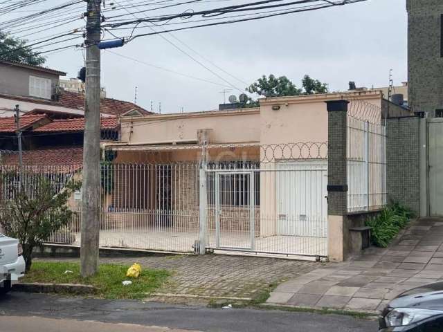 Casa térrea toda ampla salas cozinha e dormitórios. localização privilegiada do Menino Deus em Porto Alegre de  com 3 dormitórios sendo uma suíte, 2 banheiros sociais  mais 1 dormitório auxiliar com b