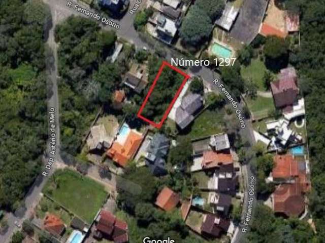 Vende terreno plano com 315m2 no bairro Teresópolis - Porto Alegre próximo a Praça Apamecor.