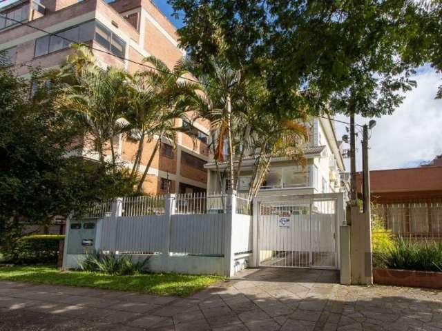 Magnífica casa com 3 dormitórios, sendo 1(uma) suíte com closet, no bairro Tristeza em Porto Alegre com 191,63m² de área privativa. Hall de entrada em gesso rebaixado, living para 2 ambientes com piso