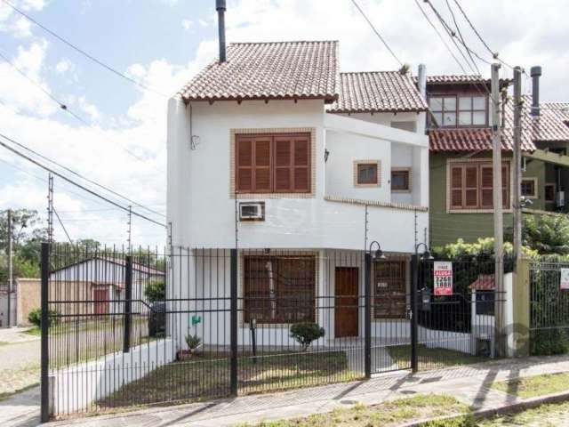 Encantador sobrado de esquina situado no bairro Guarujá, parcialmente mobiliado, oferece 3 quartos, incluindo uma suíte com sacada.&lt;BR&gt;&lt;BR&gt;Desfrute de um espaçoso ambiente de estar em dois