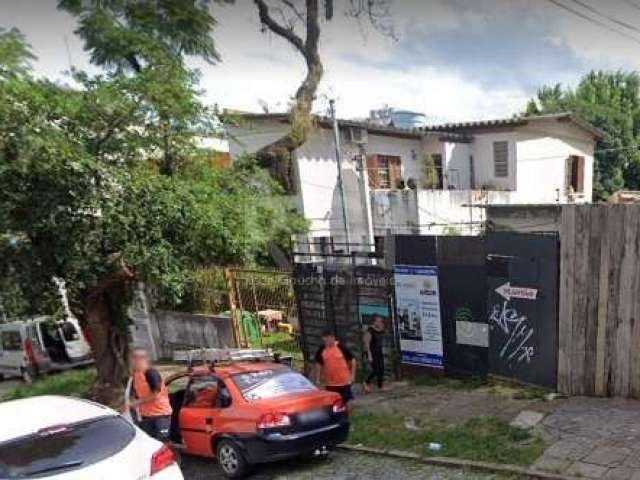 Casa para fins residencial ou comercial no bairro Rio Branco com 2 dormitórios, 3 banheiros, vaga de garagem, próximo ao colégio Leonardo da Vinci, em Porto Alegre.&lt;BR&gt;Casa com 2 dormitórios,  l