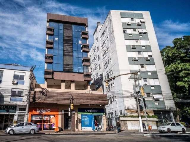 Sala comercial em prédio com portaria 12 horas , elevador , e espaço churrasco para confraternizações, no bairro Petrópolis em Porto Alegre. Andar alto, vista plena, sol norte/ leste. Há  3 estacionam