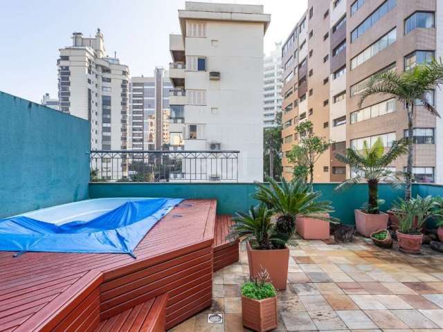 Ótima cobertura duplex, no bairro Rio Branco, andar alto, com 203m² privativos, de 3 dormitórios e 2 vagas. Possui no andar inferior: amplo living para 2 ambientes com rebaixe em gesso e sacada integr