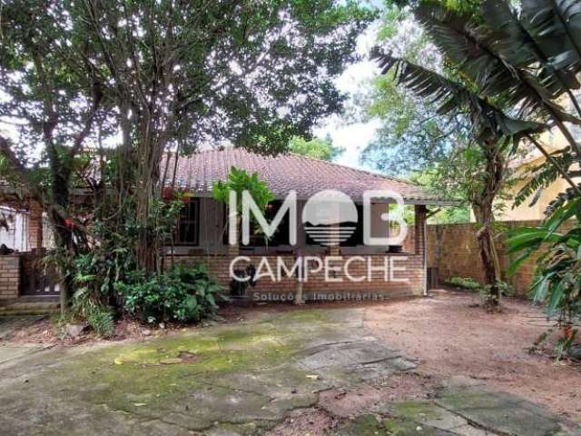Três casas em um terreno com  escritura pública medindo 1266,23m à venda  - Campeche - Florianópolis/SC