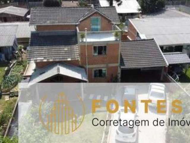 Sobrado com ático a venda em Piraquara no bairro Jardim dos Estados. O imóvel possui uma área total de 560m² (16x35) sendo 225m² de área constrúida.