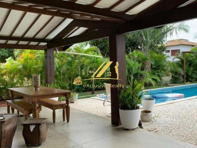 Casa maravilhosa de 5 suítes no Condomínio Parque Interlagos. 390m2 de área construída, terreno com 1.200m2. Piscina, churrasqueira, aquecimento solar