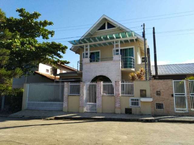Casa de dois pavimentos com 4 dormitórios à venda, Centro - Balneário Piçarras/SC