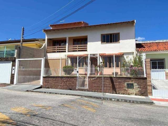 Casa com 3 dormitórios à venda, 250 m² por R$ 949.000,00 - Areias - São José/SC