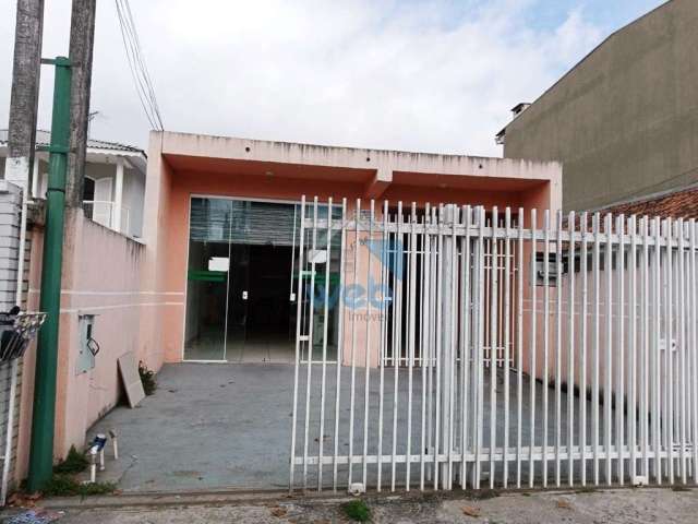 Casa de terreno inteiro à venda na região do Vitória Régia, no Bairro CIC, na principal rua da região!