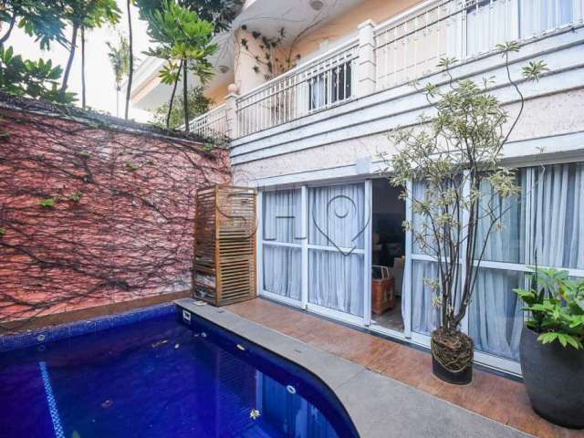Casa em condomínio com piscina e churrasqueira, à venda no Planalto Paulista.