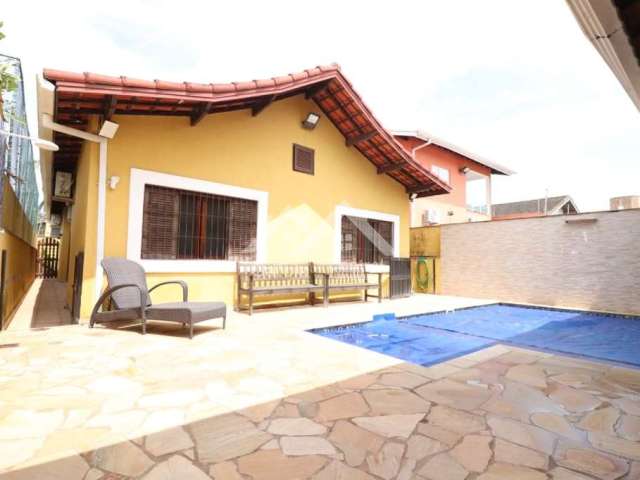 Casa com 3 quartos e área de lazer com piscina em Peruíbe
