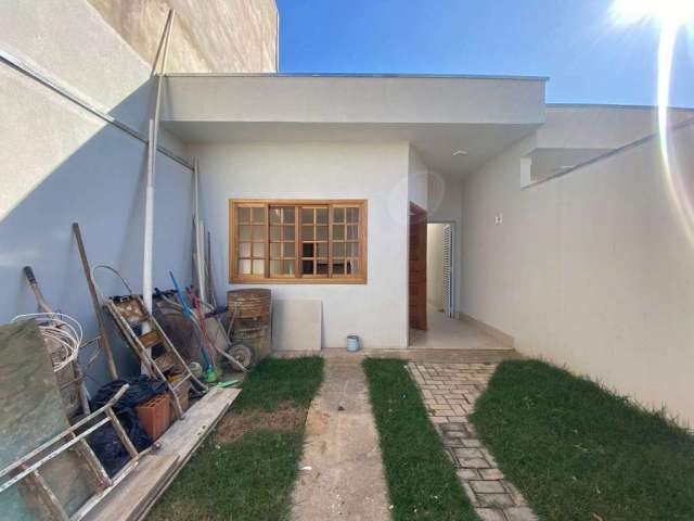 Casa à venda com 2 dormitórios (quartos) sendo 1 suíte com 2 vagas de garagem, no Jardim das Figueiras II, em Hortolândia, SP