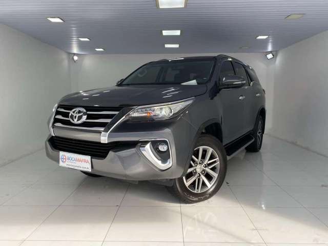 Toyota Hilux SW4 SRX 2.8  - Cinza - 2018/2019