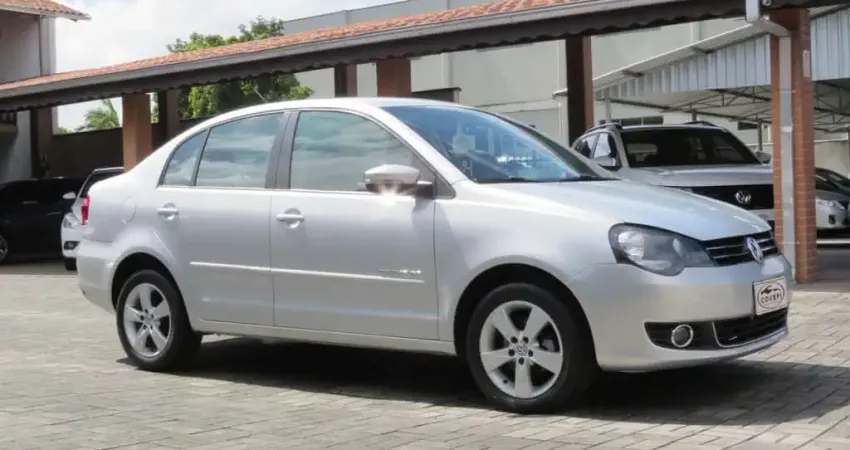 Volkswagen Polo Sedan COMFORT. I MOTION 1.6 T.Flex 4p - Prata - 2013/2014