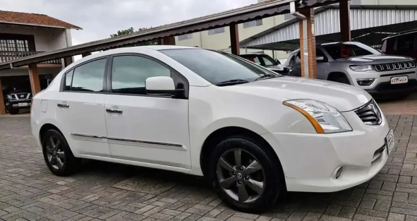 Nissan Sentra S 2.0/ 2.0 Flex Fuel 16V Mec.  - Branca - 2011/2012