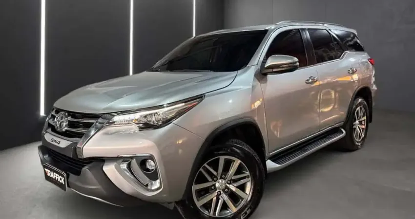 Toyota Hilux SW4 SRX 4x4 2.8 TDI 16V Dies. Aut.  - Prata - 2019/2020