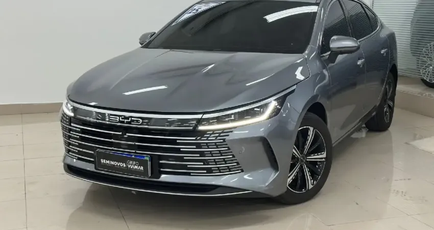 O BYD King 2025 é um sedan híbrido plug-in disponível na versão  GS, equipadas com motor 1.5 a combu