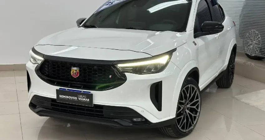 O Fastback 1.3 Turbo Abarth 2024 possui motor GSE T270 1.3 Flex Turbo com 185 cv de potência (etanol