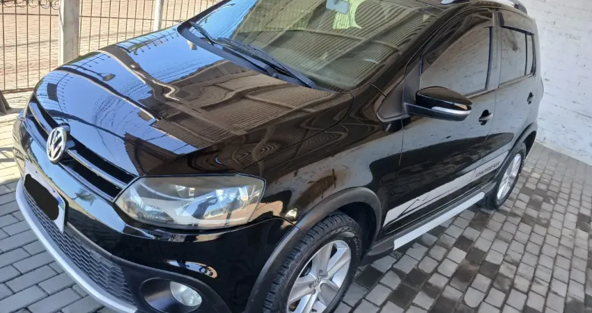 Fox 1.6 rodas de liga leve, pneus bons, pintura boa interna!