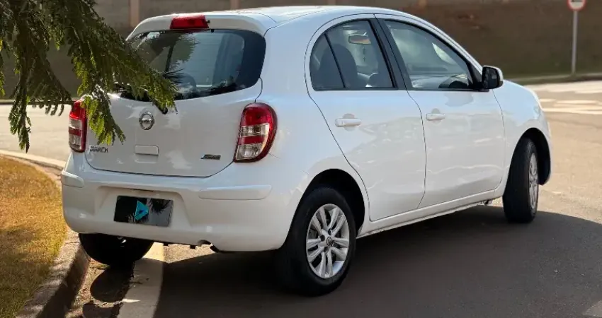 Nissan march S 2014 carro impecável revisão feita conta com chave reserva 