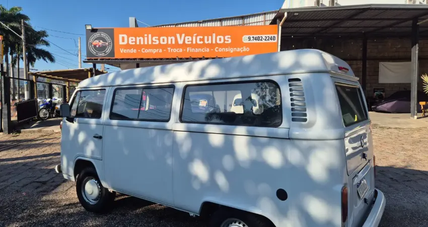 kombi zerada com baixo km.Tem manual pneus novos com todos os bancos.